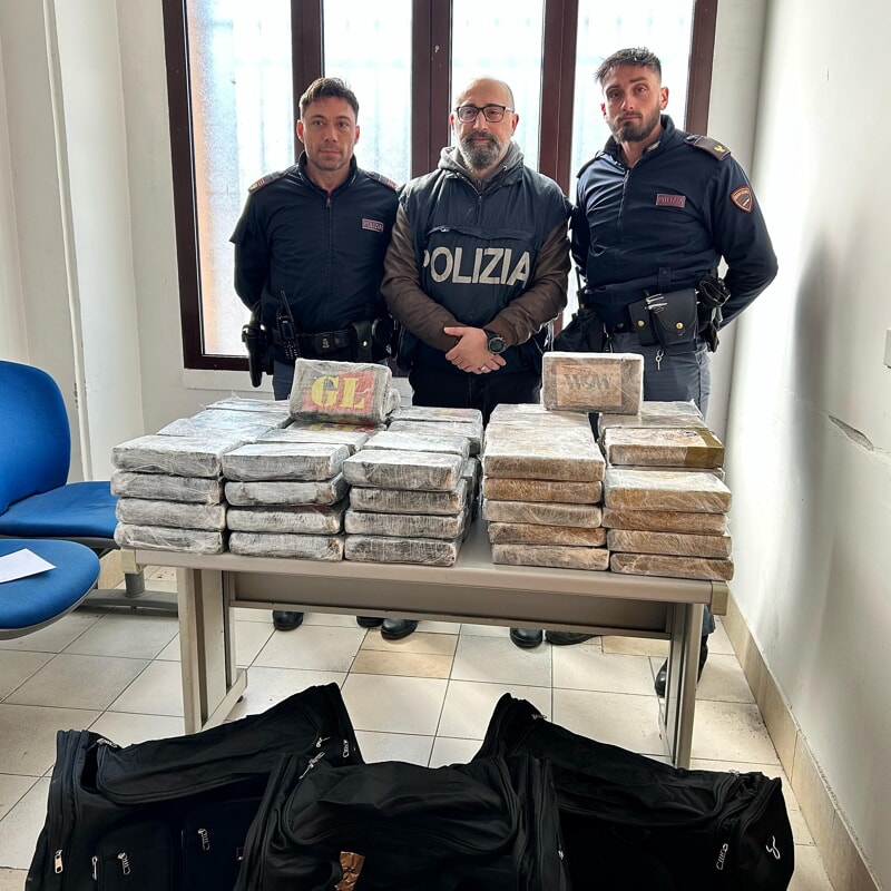 Shqiptari kapet me 105 kg kokainë në Itali, truku që përdori ‘për të shpëtuar’ nga qentë antidrogë