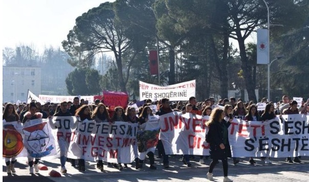 Studentët që lëshuan vezë ndaj Ramës 10 vjet më parë detyrohen të paraqiten në gjykatë