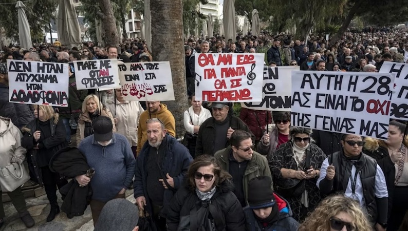 Qeveria greke ‘ka fshehur’ përgjegjësit e katastrofës hekurudhore në Tempi