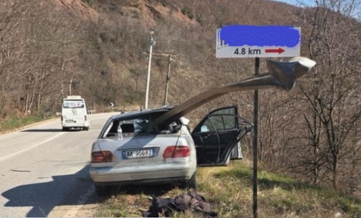 Trafik-ndarësja çan mes për mes makinën në aksidentin i frikshëm në Librazhd