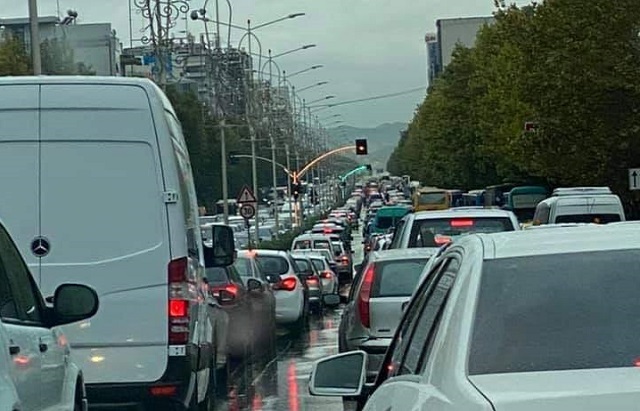 Tirana, në kaos trafiku dhe transporti publik jocilësor
