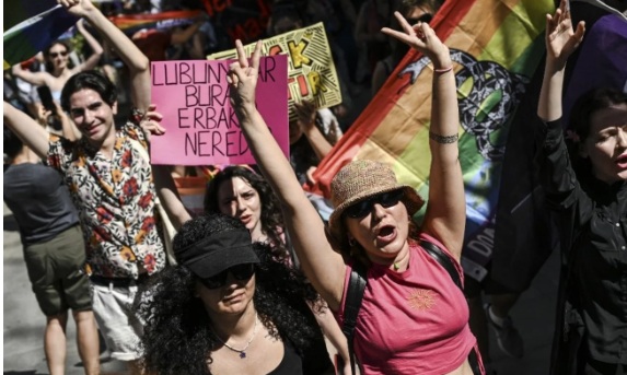 Ligji i ri në Turqi kërkon përcaktimin e ‘seksit biologjik’ dhe kriminalizon promovimin e LGBTQ