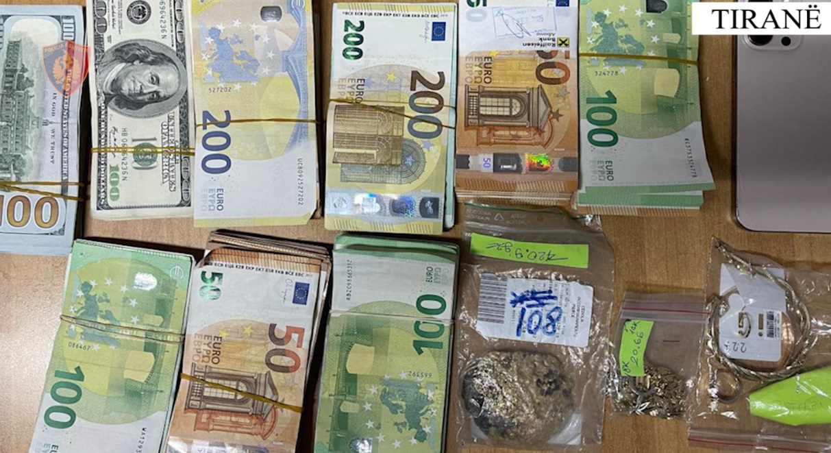 Gjysmë kilogram ar, 50 mijë euro e USD i kapen turkut që kontrabandonte flori dhe sende me vlerë në Tiranë