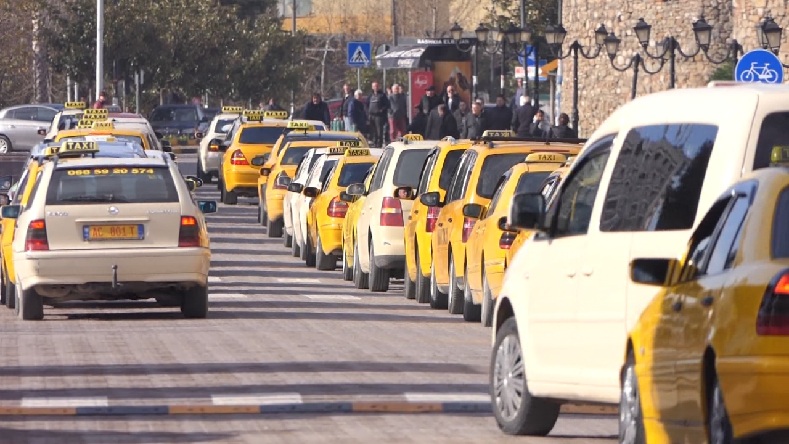 Taksistët kundër mjeteve elektrike, protestë para bashkisë së Sarandës për licencat ‘e padrejta’