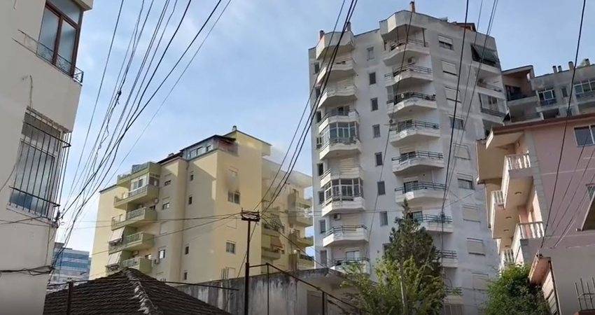 Pronarët harruan sobën ndezur, digjet apartamenti në Fier