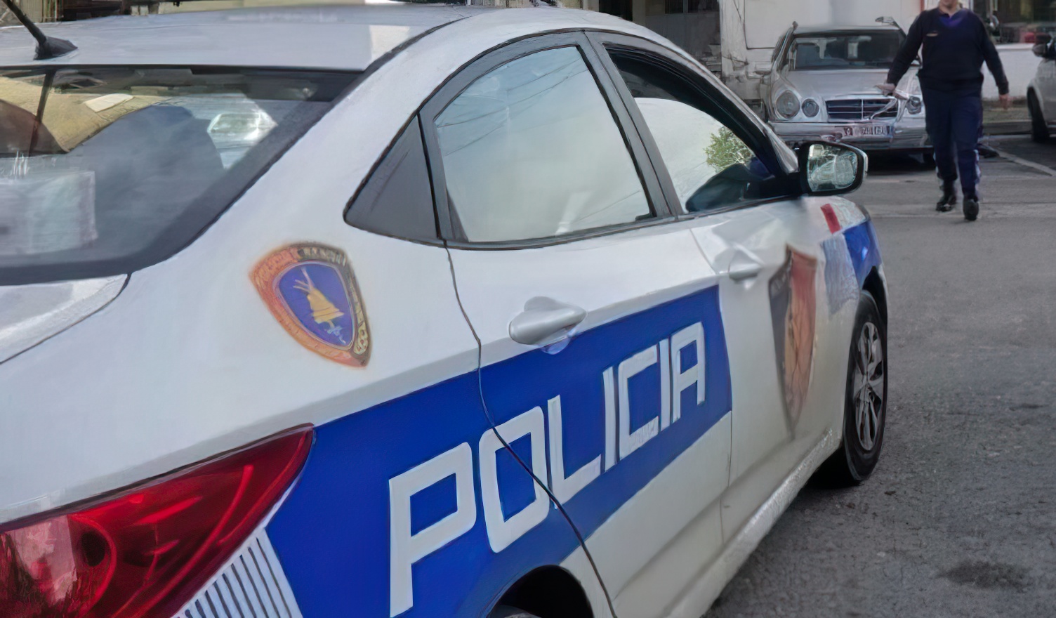 Ekskluzive/ Tak Cara mbajti peng dhe dhunoi punonjësen e OSHEE-së në lokalin e tij