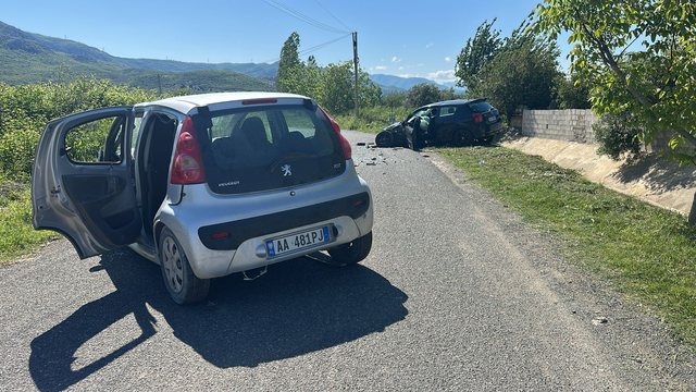 Aksidentohen dy makina në Lezhë, 5 persona të lënduar