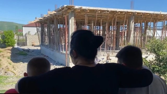 Banorët i ndërtuan një strehë  bashkia e Shkodrës ndëshkon nënën me tre fëmijë jetimë