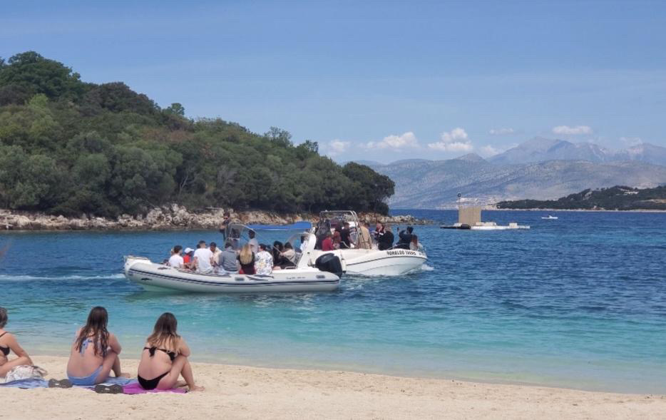 Ende pa nisur mirë sezoni, pushuesve në Ksamil u rrezikohet jeta nga skafet