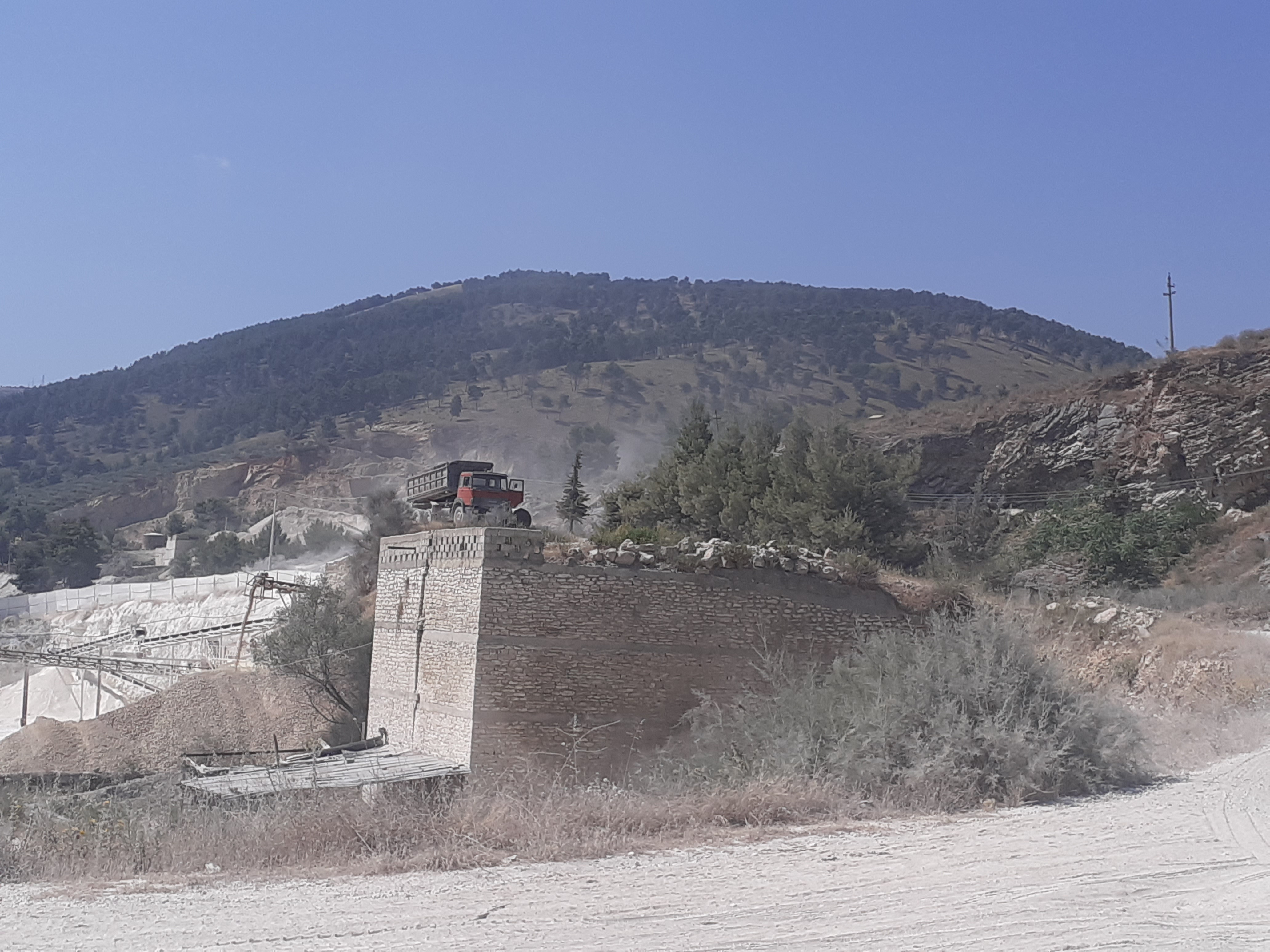 Po punonte në gurore, makineria i pret krahun 71-vjeçarit në Dimal