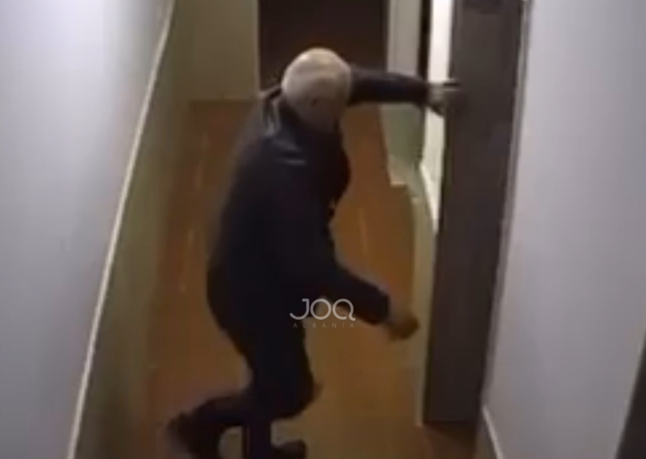 Burri tenton të hapë me shkelm ashensorin