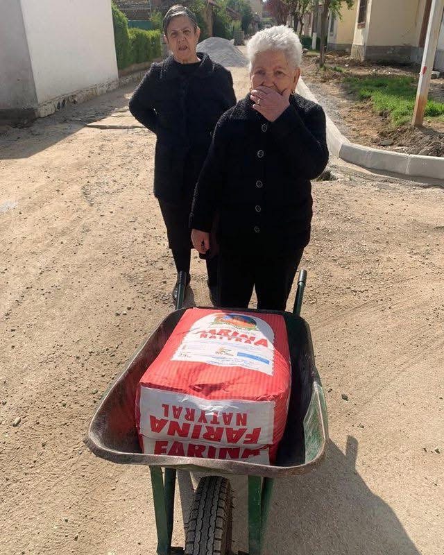 Hapet thesi! Partitë blejnë votat e shqiptarëve me pako mielli