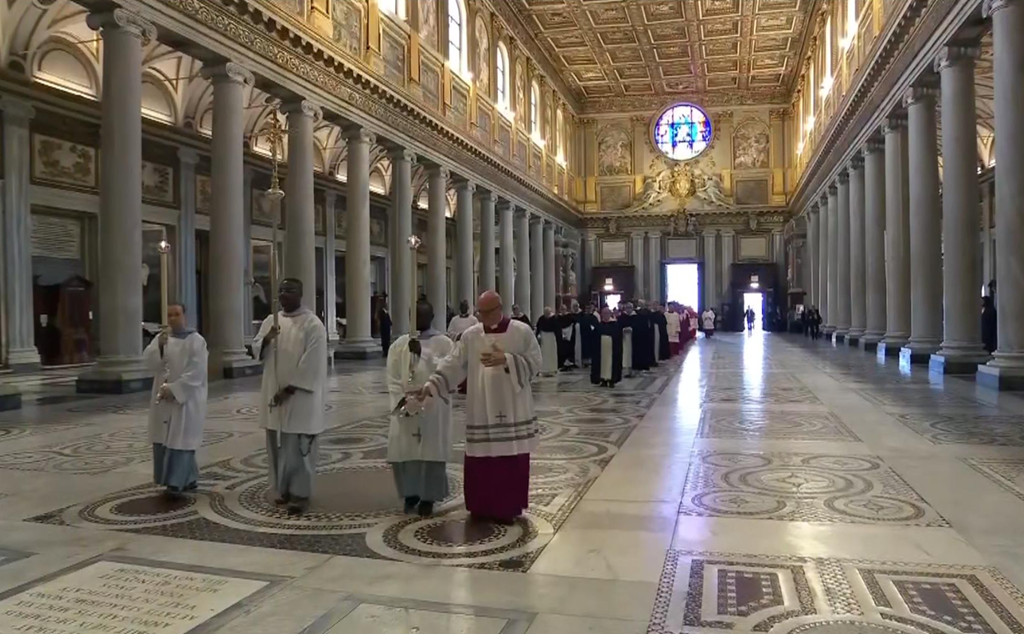 Qindra-mijëra të pranishëm në ceremoninë e varrimit për të nderuar Papa Françeskun e ndjerë