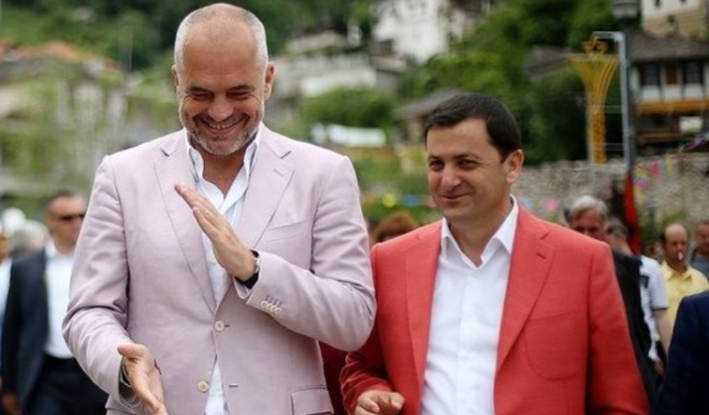 Plas gallata në Himarë! Gjel Tavo çel sezonin veror me kompaninë e skrapit