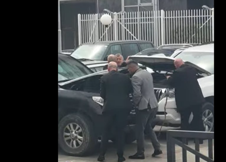 “Iu ka prishë kerri kryeministrit”: Mbrojtja e afërt tenton ta rregullojë një veturë të eskortës