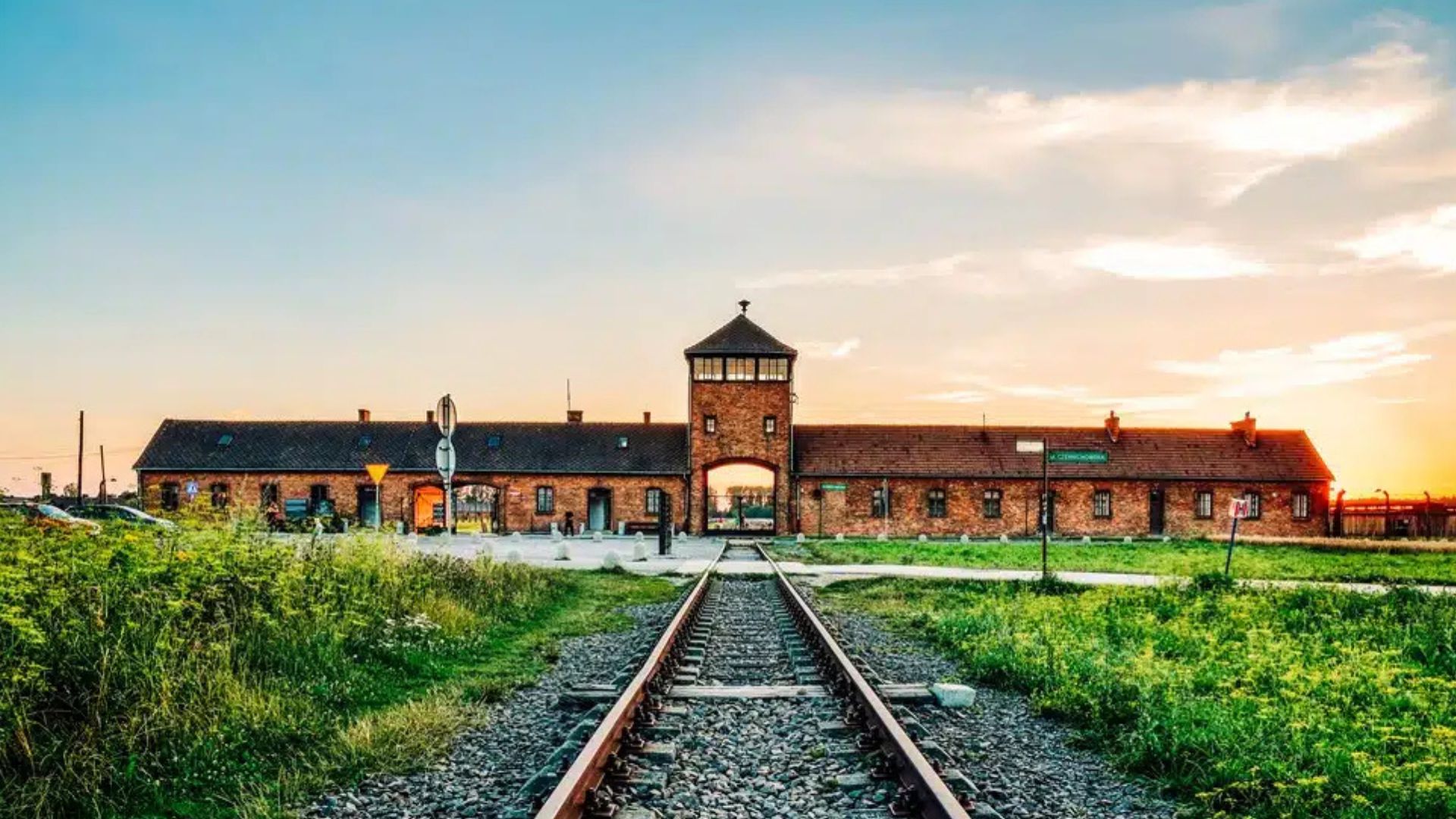 ATHS zhgënjen turistët: Shkuam të vizitonim Ish-Kampin Nazist të Përqendrimit Auschëitz, na lanë jashtë