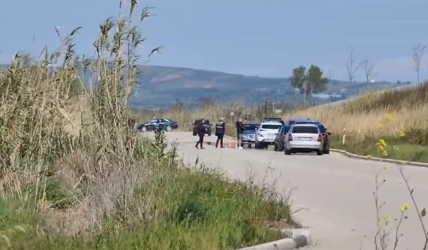 Atentat në Fier? Plagoset gruaja me motor, babë e bir në kërkim