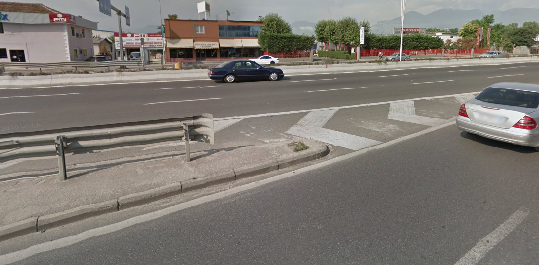 Po kalonte trafikndarësen, i moshuari përplaset për vdekje nga makina
