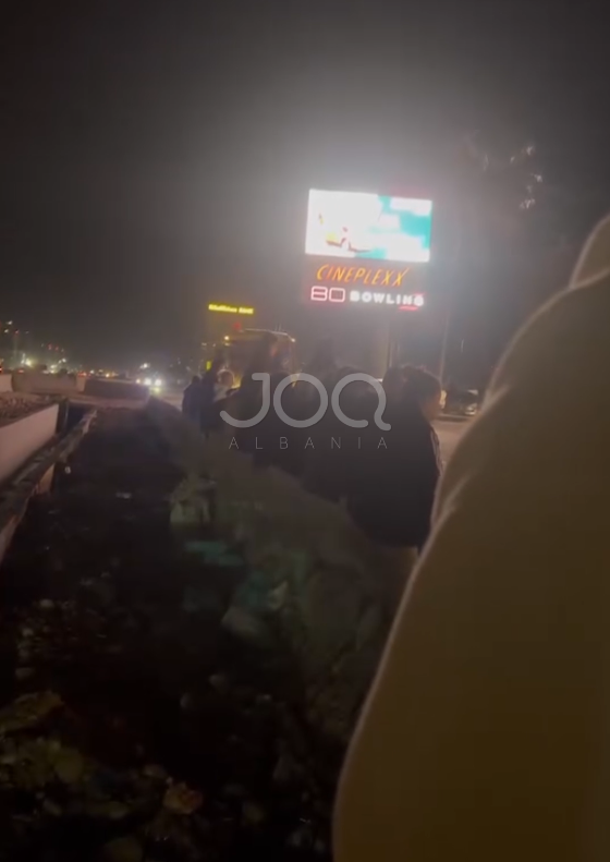“Na u rrezikua jeta”, qytetarët presin urbanin e Vorës në mes të rrugës, pa ndriçim e sinjalistikë!