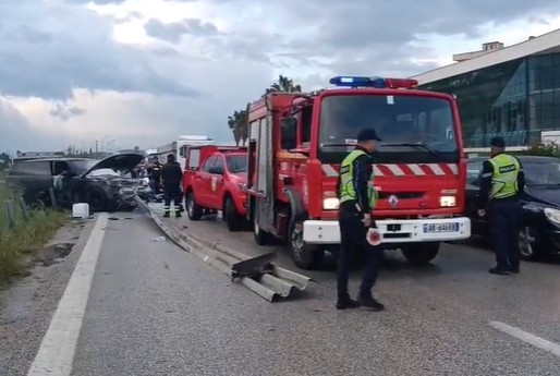 Shpërthen në flakë “Range Rover”-i, aksident në “bypass”-in e Lushnjës