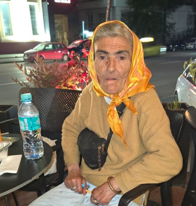A e njihni? Nënë 65-vjeçare endet rrugëve të Tiranës prej ditësh, thotë se ka 4 vajza dhe është nga Delvina!