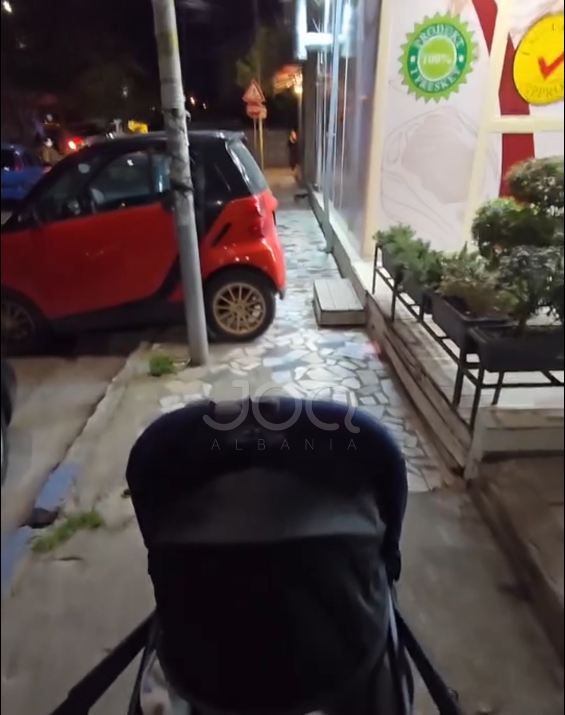 ‘Sfidë për të lëvizur me karrocë në Tiranë’, qytetari: S’mungojnë tipat që parkojnë kështu!