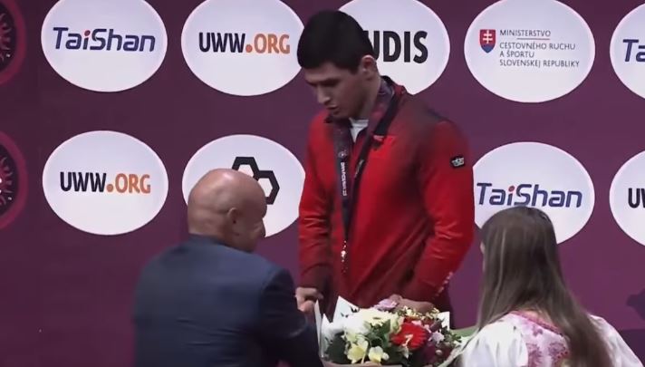 Skandal në Europianin e Mundjes: Presidenti i Federatës ruse shtyn dhe shan sportistin shqiptar