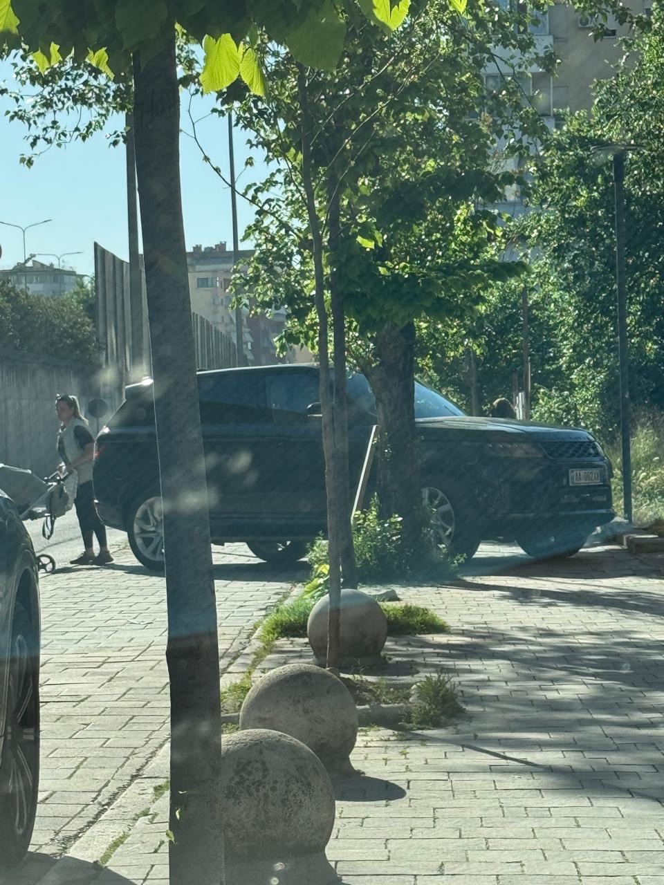 Prindërit me karroca detyrohen të ecin në rrugë, “të fortët” me makina luksoze bllokojnë trotuaret