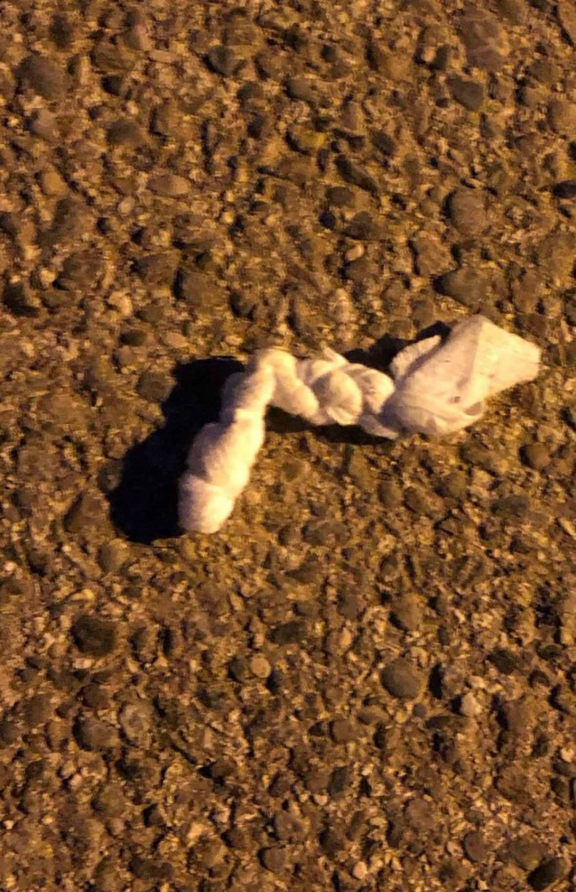 Komshija më bën magji, gjej nyje të lidhura kudo në oborr