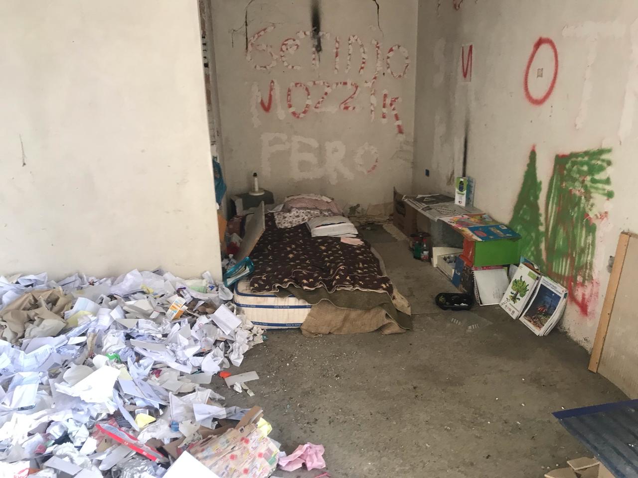 Magji në Astir? Pamë foton e një çifti të ndarë në mes me gjilpëra