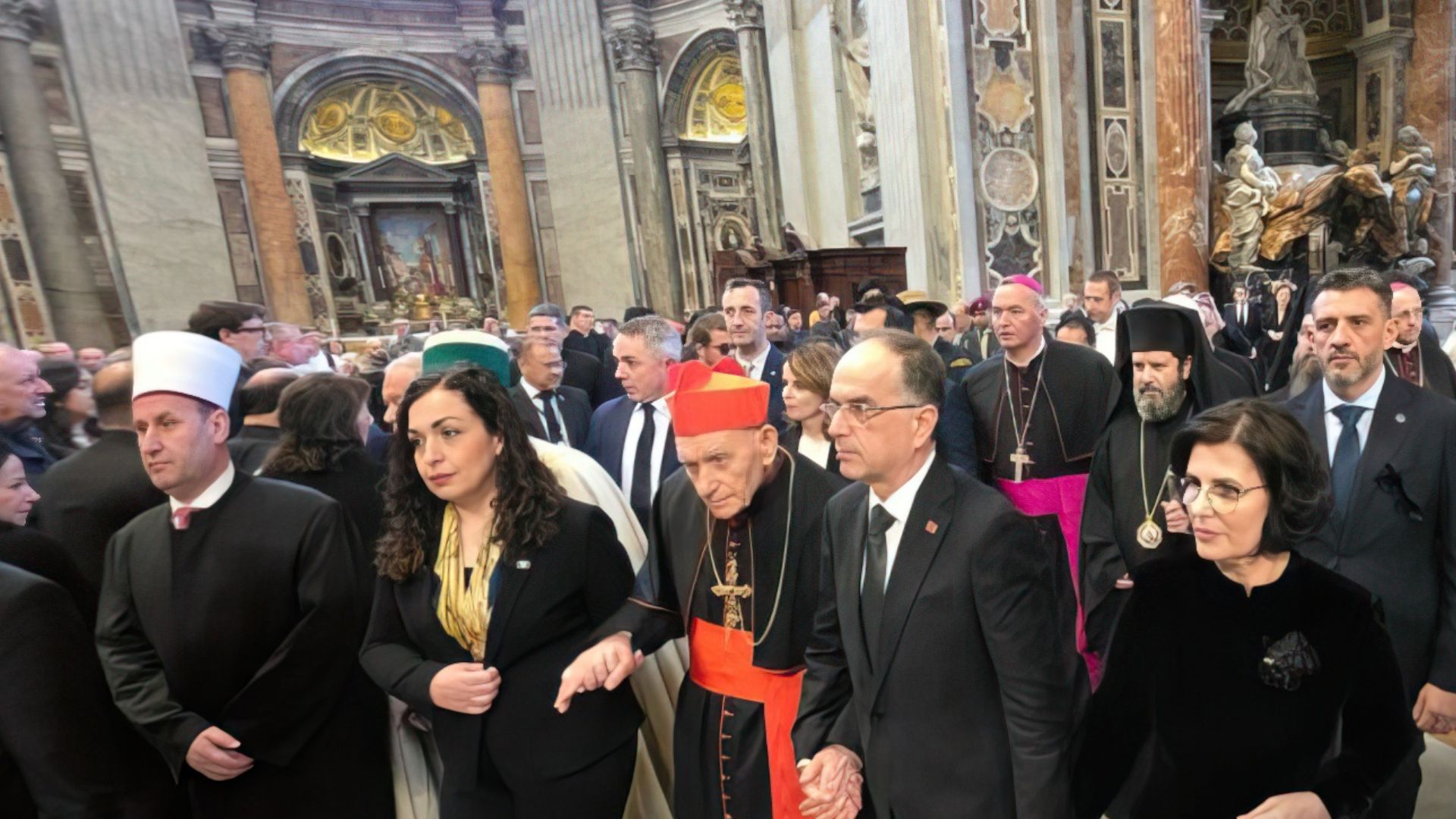 Begaj nderon Papa Françeskun në Vatikan, i shoqëruar nga krerët fetarë shqiptarë