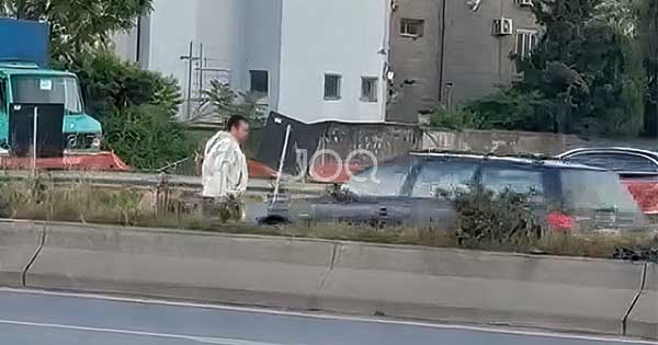 Burri kalon si pa të keq mes për mes aksit Tiranë-Durrës në këmbë
