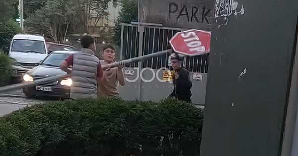 Të miturit në Tiranë vandalizojnë tabelën rrugore