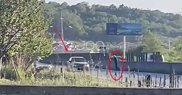 “Shikoni si kalimtarët marrin në qafë shoferët në aksin Tiranë-Durrës“