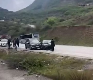 Dy makina dhe autobusi i volejbollisteve të Skënderbeut përplasen në Qafë Thanë