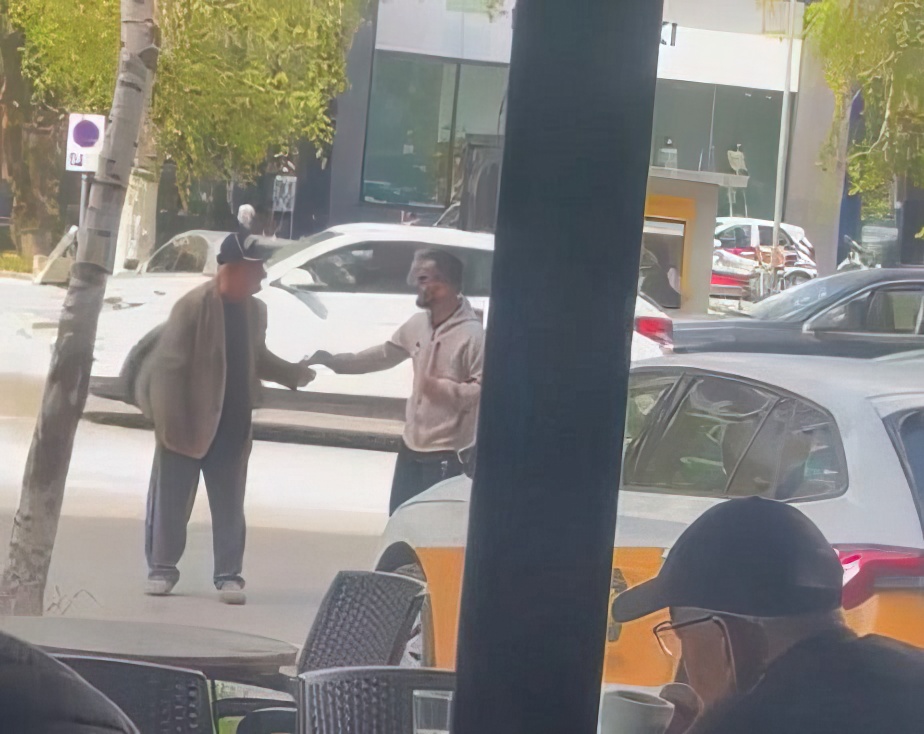 Djali në Korçë ndihmon të moshuarin të kalojë rrugën, i dhuron dhe para