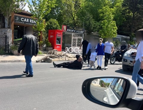 Burri në Shkodër shtrihet në mes të asfaltit, askush nuk reagon