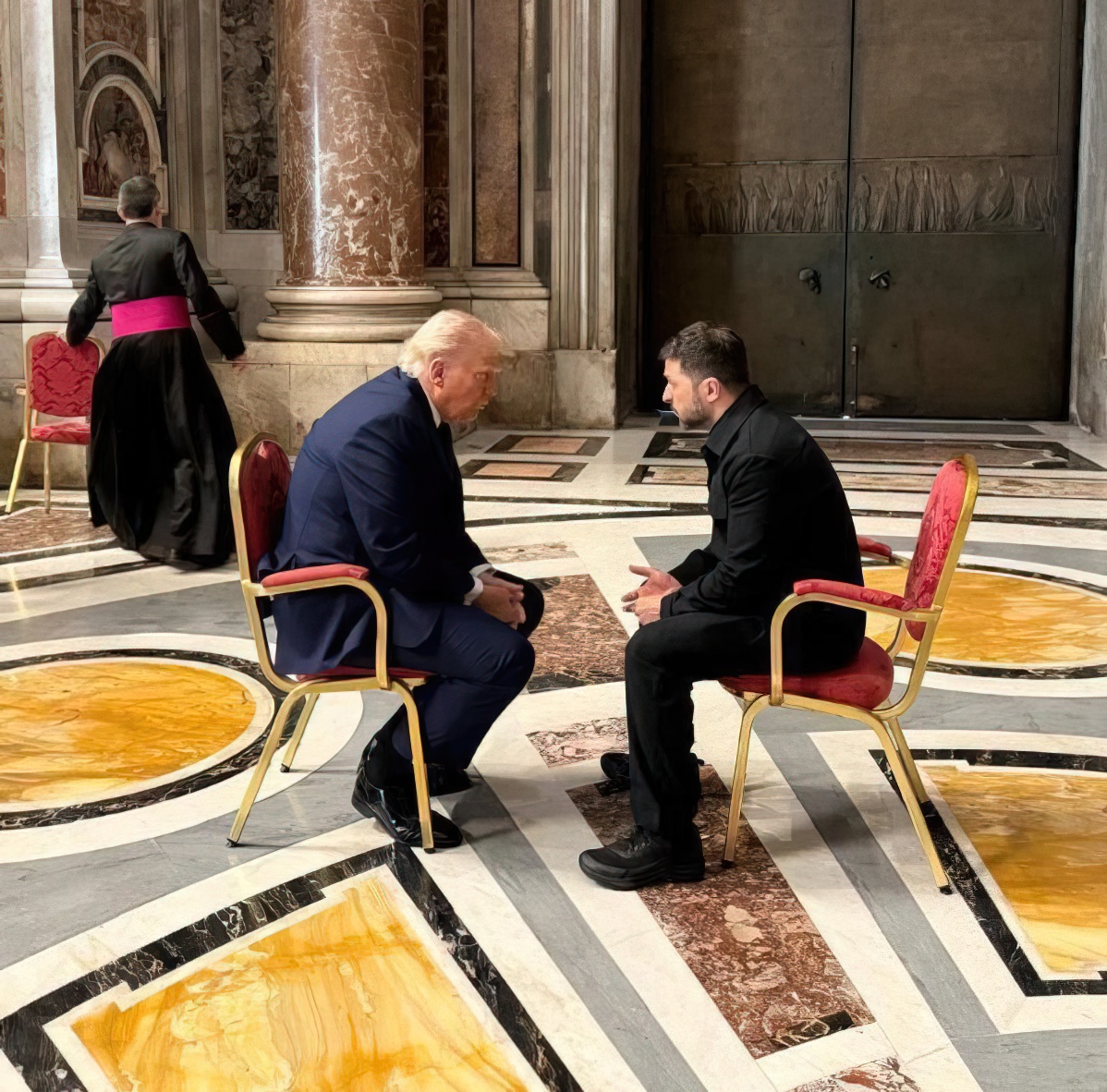Trump dhe Zelenskyy takim kokë më kokë në Vatikan gjatë ceremonisë së Papës
