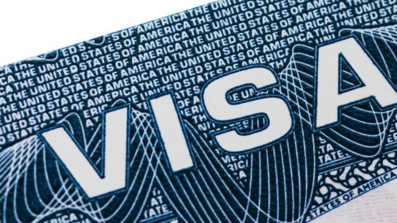 “Shkelësit” e vizave, ambasada e SHBA-së në Kosovë rikujton pasojat: Dënime të rënda, burgim dhe dëbim