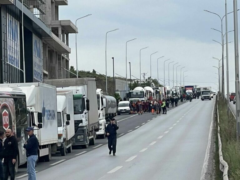 Protesta e bizneseve, pamje nga bllokimi i hyrjes në Prishtinë nga Fushë-Kosova