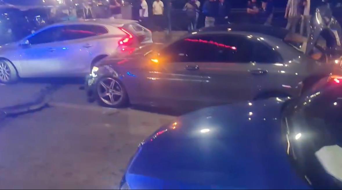 Aksident dhe sherr me leva hekuri, BMW me targa angleze ndjek Benz-in