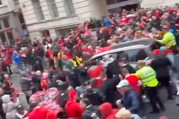 Makina hyri në mes të turmës gjatë festimeve për titullin, 47 të plagosur në Liverpool