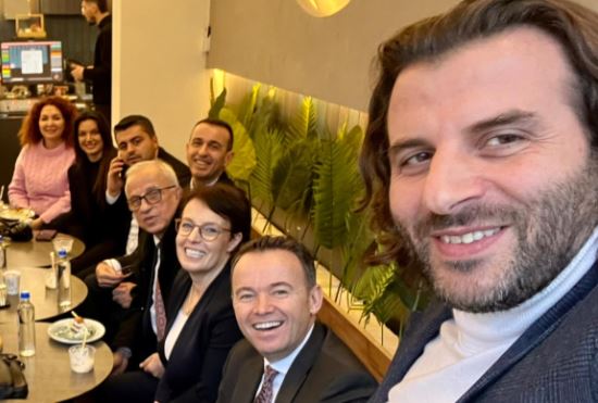Profesor Kraki i del në mbrojtje Pecit, i quan mediat “banda” e “kriminale”