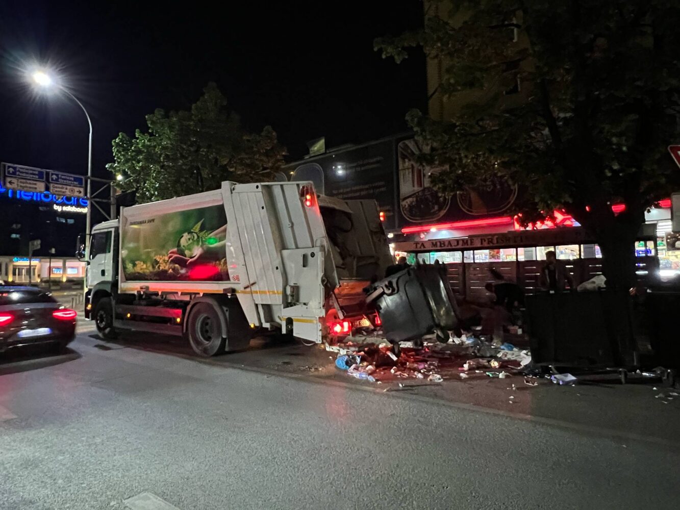 Nis pastrimi i kontenjerëve të stërmbushur në kryeqytet