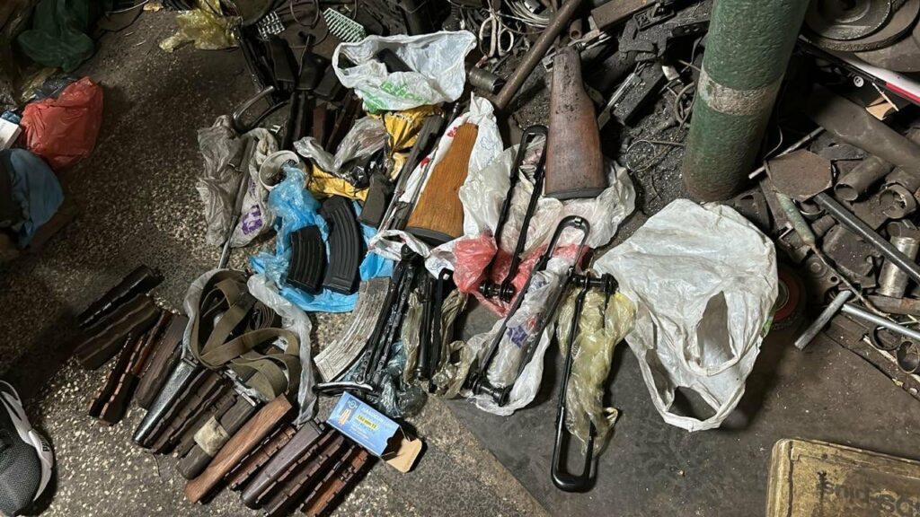 Kjo është punëtoria ku po bëhej modifikimi i armëve në veri