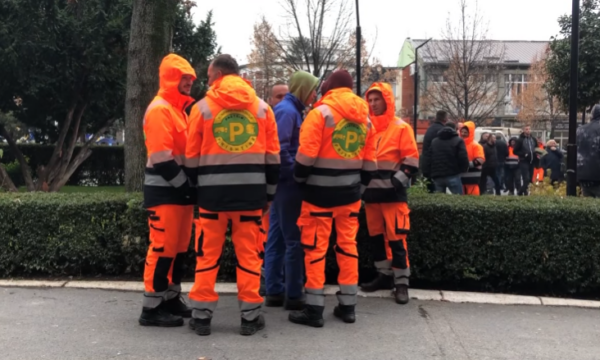 Punëtorët e kompanisë “Pastrimi”, që shtatë ditë në grevë