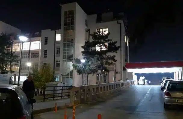 Një grua dyshohet se ka kryer vetëvrasje në QKUK