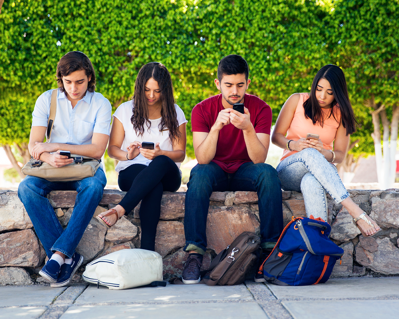 “Dëmton shëndetin tonë mendor”, studimi: Gjysma e të rinjve do të preferonin një botë pa internet!