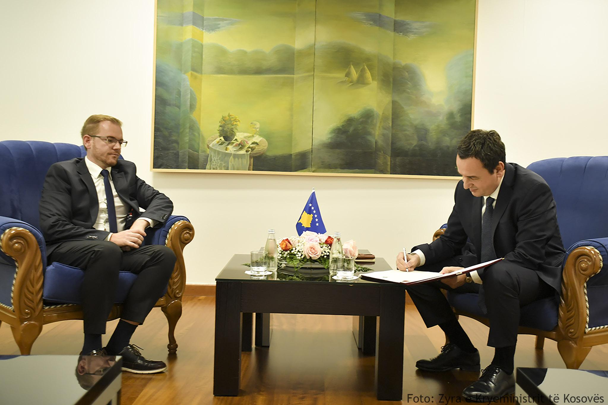 Zyrtare: Shkarkohet zv.ministri Arbër Vokrri