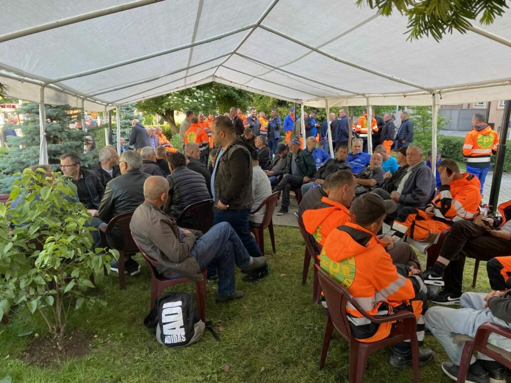 Dita e dytë e grevës, punëtorët e ‘’Pastrimit’’ vendosin tenda para komunës